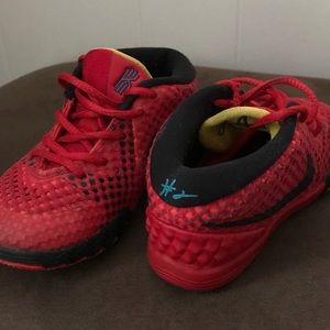 Toddler Nike Kyrie’s Size 7